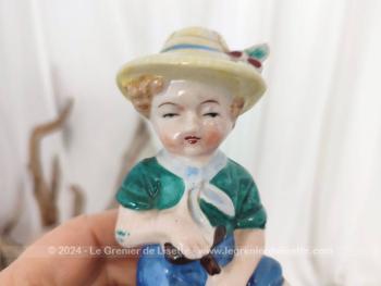Voici un adorable couple de statuettes vintages en porcelaine biscuit avec de beaux visages tout ronds, au traits peints à la main avec une petite fille avec un arrosoir et un petit garçon avec une pelle.