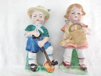 Voici un adorable couple de statuettes vintages en porcelaine biscuit avec de beaux visages tout ronds, au traits peints à la main avec une petite fille avec un arrosoir et un petit garçon avec une pelle.