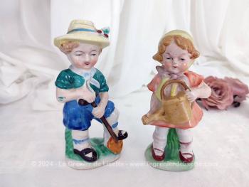 Voici un adorable couple de statuettes vintages en porcelaine biscuit avec de beaux visages tout ronds, au traits peints à la main avec une petite fille avec un arrosoir et un petit garçon avec une pelle.