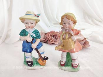 Voici un adorable couple de statuettes vintages en porcelaine biscuit avec de beaux visages tout ronds, au traits peints à la main avec une petite fille avec un arrosoir et un petit garçon avec une pelle.