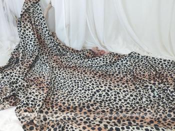 Tendance seventeen, voici un coupon de tissus d'habillement en polyester non extensible avec un beau motif léopard de 120 x 310 cm.