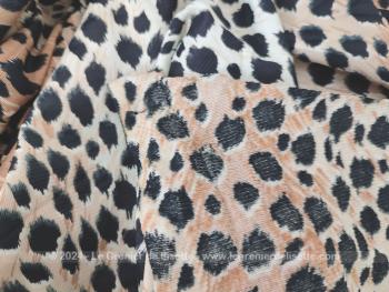 Tendance seventeen, voici un coupon de tissus d'habillement en polyester non extensible avec un beau motif léopard de 120 x 310 cm.