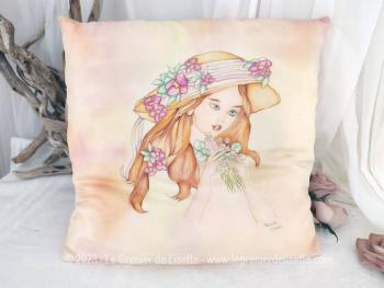 Fait main, voici un coussin de 40 x 40 cm  dont la partie décorative est en soie peinte à la main tendance shabby avec un portrait de femme signé. Non déhoussable.