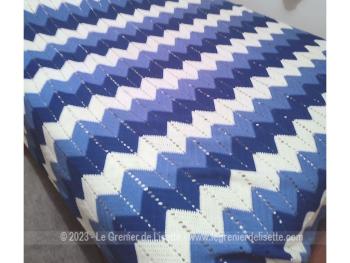 Datant des années 80, voici un couvre lit ou couverture vintage fait main au crochet sur 230 x 295 cm aux dessins de chevrons avec de la laine blanche, bleu ciel et bleue. Pièce très lourde et imposante !