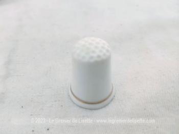Beau dé à coudre en porcelaine estampillée 