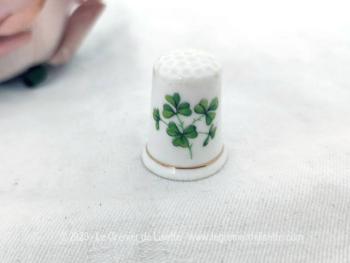 Beau dé à coudre en porcelaine estampillée "Fine Bone China" modèle "Exquisite" décoré de trèfles verts décoré à la main de différentes tailles.