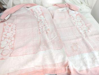 De tons roses pastels légèrement saumonés, voici un lot de 2 serviettes éponges de tailles différentes aux motifs de fleurs, dont la plus grande porte les monogrammes LT brodés.