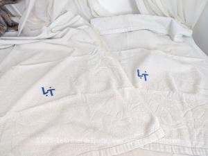 Duo serviettes éponge blanches aux monogrammes LT
