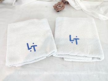 Duo d'adorables serviettes de 58x 90 cm en éponge blanches brodées des monogrammes LT en bleu.