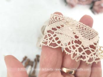 Voici un assortiment unique composé de 9 anciens fuseaux en buis et olivier, d'un coupon de dentelle et de deux petits tampons avec la grande lettre O (ou chiffre 0) et la petite lettre A. Idéal pour la création d'une décoration vraiment shabby.