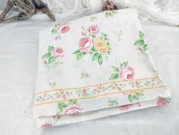 Voici un coupon de tissus housse de couette réversible de 220 x 210 cm, soit deux fois 200 x 210 cm du même tissus couleur écru et décoré de fines rayures et de grandes pivoines roses. Très tendance shabby.