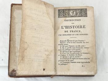 Voici un ancien livre portant le titre de "Instruction sur l'Histoire de France, par Demandes et par Réponses depuis l'établissement de la Monarchie Française jusqu"à ce jour" et le livre est daté de 1828, alors jusqu'à Louis XVIII ou Charles X.