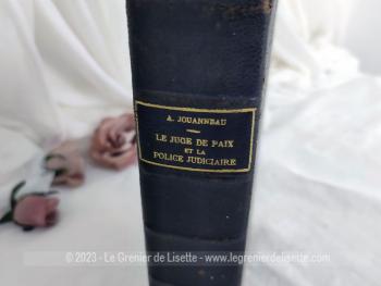 Voici un imposant livre répertoire de la Science des Justice de Paix au titre de "Le Juge de Paix et le Police Judiciaire"- "Nouveau Manuel - Formulaire avec les tarifs des frais de justice criminelle" par A. Jouanneau , Juge de Paix, daté de 1911.