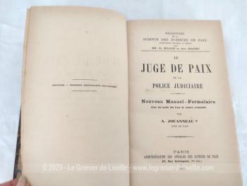 Voici un imposant livre répertoire de la Science des Justice de Paix au titre de "Le Juge de Paix et le Police Judiciaire"- "Nouveau Manuel - Formulaire avec les tarifs des frais de justice criminelle" par A. Jouanneau , Juge de Paix, daté de 1911.