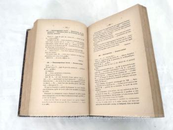 Voici un imposant livre répertoire de la Science des Justice de Paix au titre de "Le Juge de Paix et le Police Judiciaire"- "Nouveau Manuel - Formulaire avec les tarifs des frais de justice criminelle" par A. Jouanneau , Juge de Paix, daté de 1911.