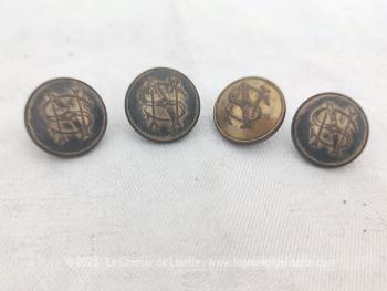 Voici un lot de 6 anciens boutons (même si 4 sur la photo) avec les monogrammes NS  entrelacés pour les Chemin de Fer Nord Sud et datant du tout début du XX°.