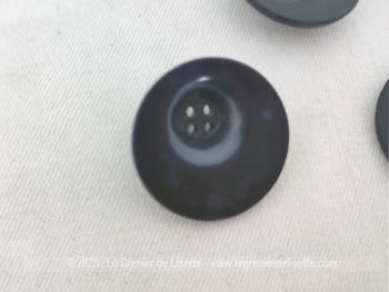 Voici un lot de  8 gros boutons asymétriques en plastique épais couleur bleu marine de diamètre 2.8.cm d'épaisseur avec pour originalité l'emplacement des 4 trous pour coudre disposés en creux et sur le coté, façon asymétrique