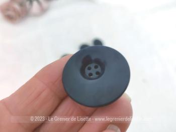 Voici un lot de  8 gros boutons asymétriques en plastique épais couleur bleu marine de diamètre 2.8.cm d'épaisseur avec pour originalité l'emplacement des 4 trous pour coudre disposés en creux et sur le coté, façon asymétrique
