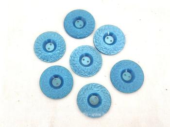 Voici un lot de 7 gros boutons couleur bleu lagon en plastique moulé et façonnée style pailleté de 3.4 cm de diamètre 0.3 cm d'épaisseur de avec partie centrale en creux pouvant recevoir perle à coudre.