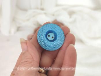 Voici un lot de 7 gros boutons couleur bleu lagon en plastique moulé et façonnée style pailleté de 3.4 cm de diamètre 0.3 cm d'épaisseur de avec partie centrale en creux pouvant recevoir perle à coudre.