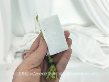 Datant des années 30/40, voici un ancien coffret en galalithe contenant un petit flacon de parfum 