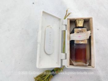 Datant des années 30/40, voici un ancien coffret en galalithe contenant un petit flacon de parfum 