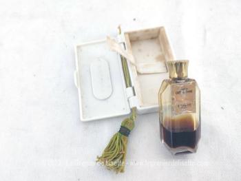 Datant des années 30/40, voici un ancien coffret en galalithe contenant un petit flacon de parfum 