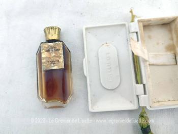 Datant des années 30/40, voici un ancien coffret en galalithe contenant un petit flacon de parfum 