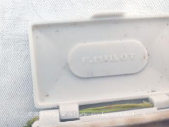 Datant des années 30/40, voici un ancien coffret en galalithe contenant un petit flacon de parfum 
