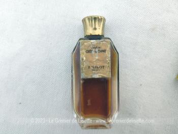 Datant des années 30/40, voici un ancien coffret en galalithe contenant un petit flacon de parfum 