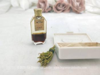 Datant des années 30/40, voici un ancien coffret en galalithe contenant un petit flacon de parfum 