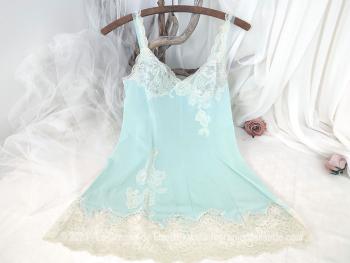 Voici un beau fond de robe, déshabillé ou chemise de nuit vintage de couleur bleu pale de la marque 