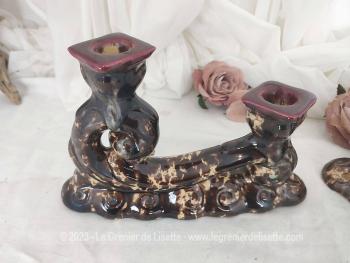 Voici un duo de chandeliers pour deux bougies réalisés en céramique émaillés de couleur crème et chocolat.