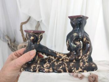 Voici un duo de chandeliers pour deux bougies réalisés en céramique émaillés de couleur crème et chocolat.