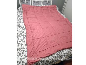 Sur 135 x 200cm, voici un adorable petit édredon vintage matelassé avec garnissage en ouate et habillé d'un tissus en coton couleur vieux rose. Top vintage !