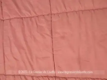 Sur 135 x 200cm, voici un adorable petit édredon vintage matelassé avec garnissage en ouate et habillé d'un tissus en coton couleur vieux rose. Top vintage !