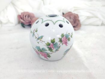 Voici un ravissant Pique Fleurs forme boule avec 9 trous, décoré d'une belle guirlande de fleurs roses, très tendance shabby, portant sous le socle l'estampille "Atelier du Tabalou" et "Pillivuyt France".