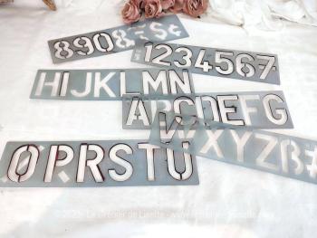 De la marque Helix, Made in England, voici un lot 6 grandes plaques normographes de 9.5 x 36.5 cm dont 4 pour toutes les lettres de l'alphabet, 1 pour les chiffres et 1 pour les symboles, le tout sur 8 x 4.5 cm.