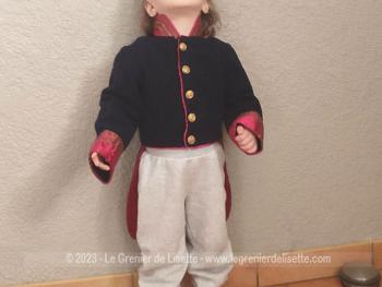 Voici un ancien déguisement avec une superbe veste fait main dans le style Régence en drap bleu et doublure satiné rouge avec grande queue de pie pour petit enfant, 2 à 3 ans.  Magnifique et unique.