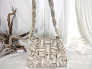 Vraiment original ce sac à main avec sa forme besace réalisé uniquement par un enchevêtrement de lanières de sisal synthétique et une anse en corde. Fabriqué en Italie.