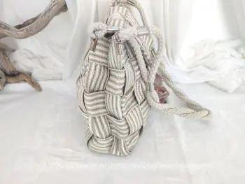 Vraiment original ce sac à main avec sa forme besace réalisé uniquement par un enchevêtrement de lanières de sisal synthétique et une anse en corde. Fabriqué en Italie.