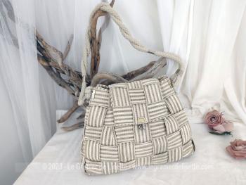 Vraiment original ce sac à main avec sa forme besace réalisé uniquement par un enchevêtrement de lanières de sisal synthétique et une anse en corde. Fabriqué en Italie.