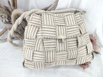 Vraiment original ce sac à main avec sa forme besace réalisé uniquement par un enchevêtrement de lanières de sisal synthétique et une anse en corde. Fabriqué en Italie.
