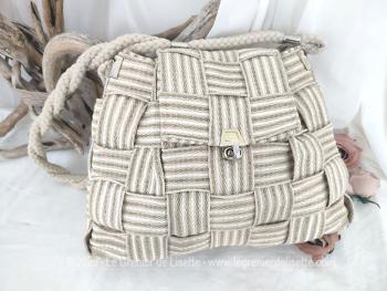 Vraiment original ce sac à main avec sa forme besace réalisé uniquement par un enchevêtrement de lanières de sisal synthétique et une anse en corde. Fabriqué en Italie.