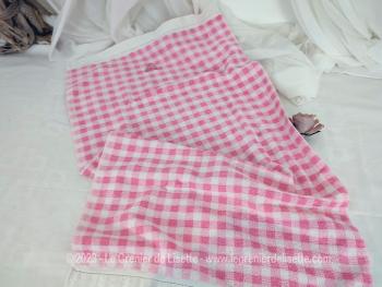 Sur 47 x 87 cm, voici une ancienne petite serviette de toilette en éponge à petits carreaux blancs, rose pale et rose vif, avec les monogrammes PB brodés. Vintage !