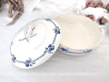 Estampillée St Amand  modèle "3072", voici une superbe et ancienne petite soupière décorée d'une guirlande de petites roses bleues avec sa saucière et soucoupe assortis. Très tendance shabby .