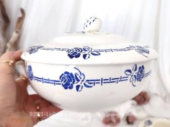 Estampillée St Amand  modèle "3072", voici une superbe et ancienne petite soupière décorée d'une guirlande de petites roses bleues avec sa saucière et soucoupe assortis. Très tendance shabby .