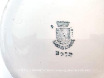 Estampillée St Amand  modèle "3072", voici une superbe et ancienne petite soupière décorée d'une guirlande de petites roses bleues avec sa saucière et soucoupe assortis. Très tendance shabby .