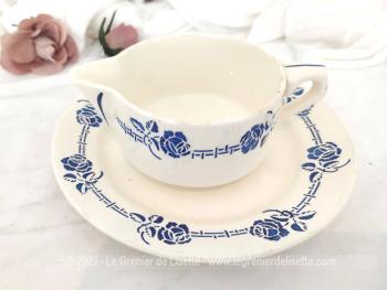 Estampillée St Amand  modèle "3072", voici une superbe et ancienne petite soupière décorée d'une guirlande de petites roses bleues avec sa saucière et soucoupe assortis. Très tendance shabby .