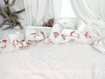 Sur 28 cm de large et 282 cm de long, voici un original tour de cheminée fait main en drap épais blanc décoré de de broderies en fils rouge représentant des fruits. Pièce unique.